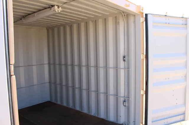 20-foot double door container providing access from both ends